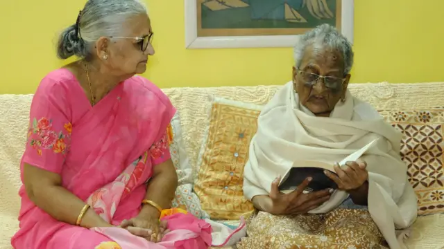 डॉक्टर लक्ष्मी के साथ बैठीं डॉक्टर पी भारती