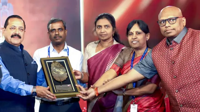 इसरो को सम्मानित करते हुए केंद्रीय मंत्री डॉ. जितेंद्र सिंह