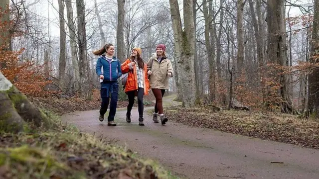 Hal-hal positif tidak harus mengubah hidup – hal tersebut bisa sesederhana menghabiskan waktu dengan teman dekat.