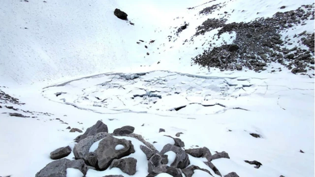 तिलजुङ खोलामाथिको हिमतालको पीँधबाट पानी चुहिँदा जेठ १ गते भेलपहिरो आएको अध्ययनले देखाएको छ। हिमतालसहित त्यहाँ देखािएको ढुङ्गा र बरफमा देखिएको टुटफुट