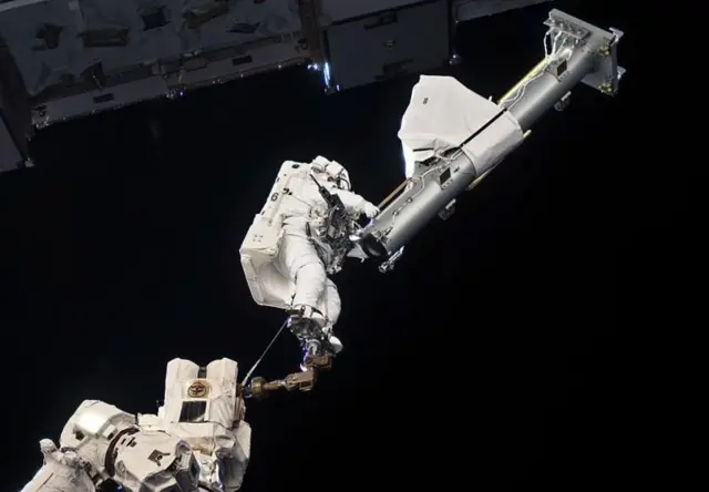 અમેરિકા અને સોવિયેત રશિયાએ 1970ના દાયકામાં પોતાનાં સ્પેસ સ્ટેશન લૉન્ચ કર્યાં હતાં.