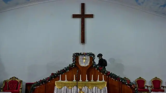Anggota Sat-Brimob Polda Banten melakukan sterilisasi Gereja HKBP Serang di Kota Serang Banten, Selasa (24/12/2024). Sterilisasi gereja tersebut untuk menjamin keamanan dan kenyamanan bagi umat Kristiani dalam melaksanakan ibadah Natal 2024.