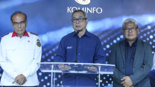 Dirjen IKP Kemenkominfo, Usman Kansong (tengah) didampingi Kepala BSSN, Letjen (Purn) TNI Hinsa Siburian (kiri) dan Direktur Network dan IT Solution Telkom Indonesia, Herlan Wijarnako (kanan) menyampaikan perkembangan penanganan gangguan Pusat Data Nasional Sementara (PDNS) 2 di Jakarta, Rabu (26/6).