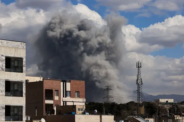 Kepulan asap membubung setelah ledakan yang dilaporkan terjadi di Teheran pada 1 Maret 2026.