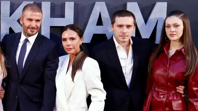 (De izq. a der.) David Beckham, Victoria Beckham, Brooklyn Beckham y Nicola Peltz asisten al estreno británico de "Beckham" de Netflix el 3 de octubre de 2023 en Londres.