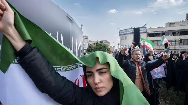 अली लारिजानी के जनाज़े में शामिल होने जा रही एक महिला