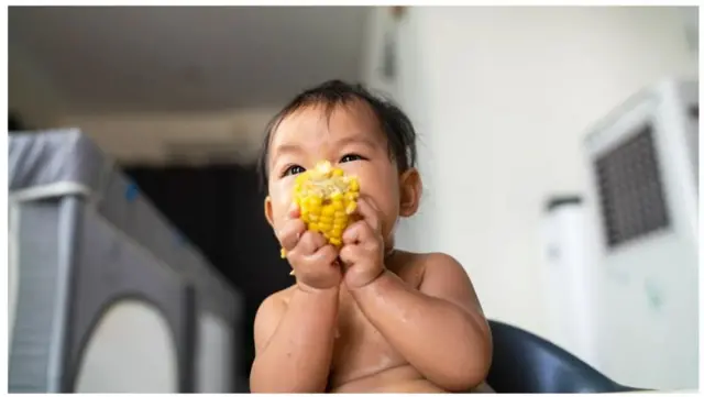 ખોરાક લેતું બાળક 