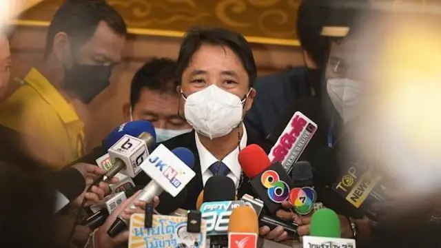 นอกจากยื่นคำร้องโดยตรงต่อศาลรัฐธรรมนูญ ธีรยุทธ สุวรรณเกษร ยังยื่นคำร้องต่อประธาน กกต. ให้ตรวจสอบว่า การหาเสียงให้แก้ไขมาตรา 112 เป็นการกระทำอันอาจเป็นปฏิปักษ์ต่อการปกครองระบอบประชาธิปไตยฯ ตาม พ.ร.ป.พรรคการเมือง มาตรา 92 (1) (2) หรือไม่