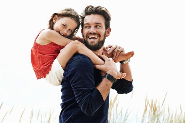 Un padre cargando a su hija.