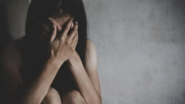 নির্যাতনের শিকার এক নারীর প্রতীকি ছবি