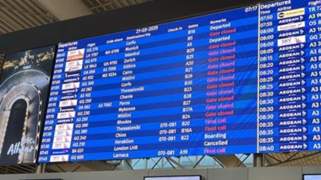 欠航の文字が並ぶヒースロー空港のディスプレイ