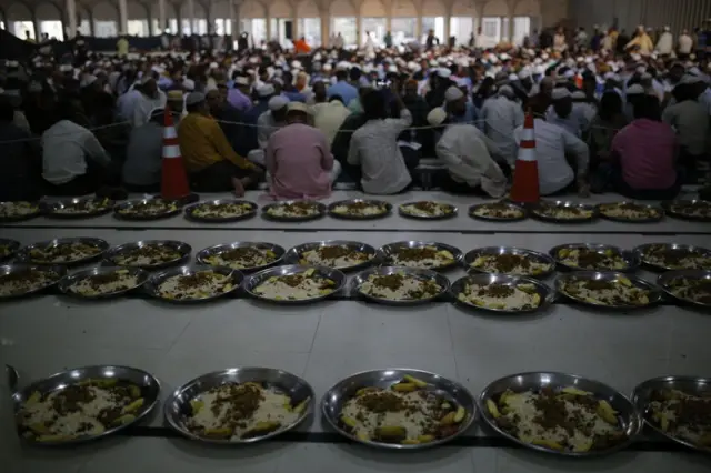 Préparation de l'iftar ou repas de rupture du jeûne pendant le mois de jeûne musulman du Ramadan à Dhaka, au Bangladesh, le 4 mars 2025. 