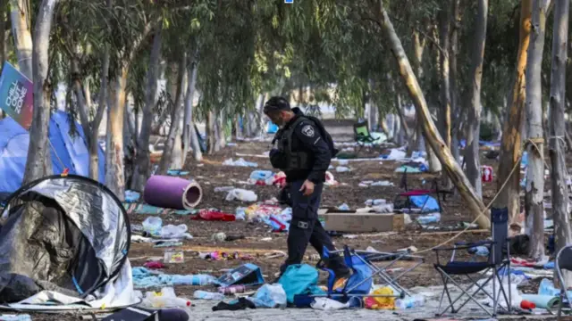 Sarkaal ka tirsan ciidamada ammaanka oo ag maraya teendhooyin iyo burbur ka dib weerarkii 7-dii Oktoobar