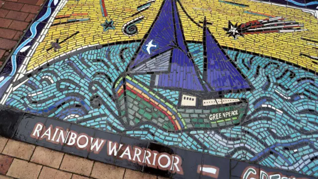 Monumento comemorativo ao Rainbow Warrior em Auckland, Nova Zelândia.