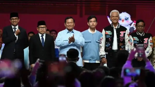 Ketiga paslon capres dan cawapres berfoto usai debat kelima Pilpres 2024.
