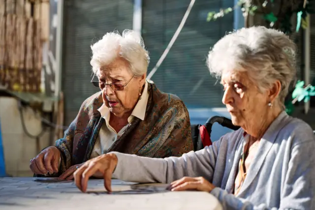 Duas mulheres jogando cartas