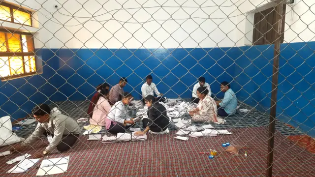 वीरगन्जमा एक मतगणनास्थलमा भइरहेको मतगणना