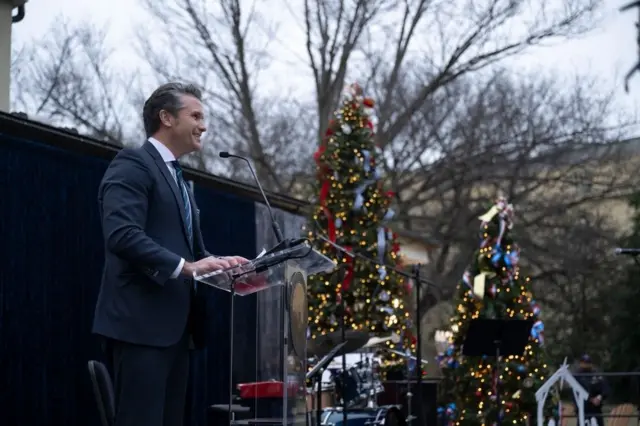 Министр обороны Пит Хегсет выступает с речью на рождественском богослужении во дворе Пентагона, Вашингтон, округ Колумбия, 17 декабря 2025 года. (Фото Министерства обороны США, сделанное старшим матросом 1-го класса ВМС США Александром Кубицей)