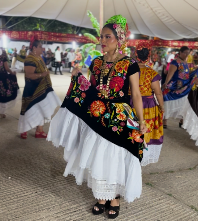 Michelle López, con su vestimenta tradicional en la fiesta de la vela. 