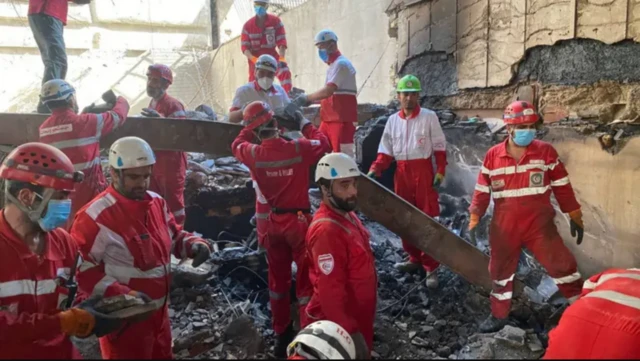 Теҳрондаги аҳоли турар жойига бомба келиб тушишидан сўнг қутқарув ишлари