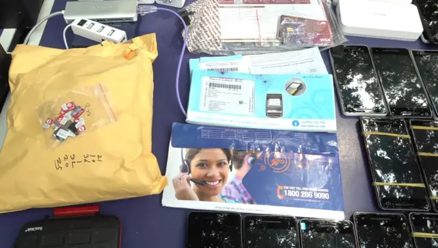 જપ્ત કરવામાં આવેલા ફોન અને ચેક બુક્સ્ 