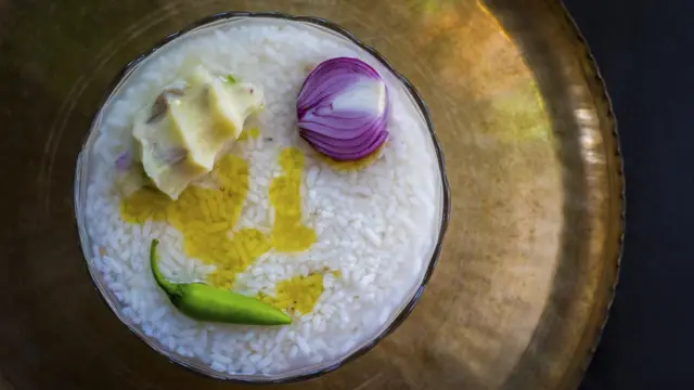 এখন পহেলা বৈশাখে পান্তা-ইলিশ খাওয়া হলেও এটি আগে ছিল না বলে জানা যায়