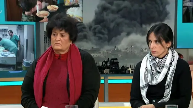 منى وابنتها 