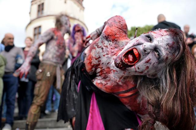 Desfile de personas disfrazados de zombies. 