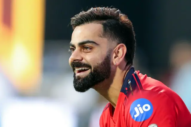 இந்தப் போட்டியில் 11 ரன்கள் எடுத்தபோது 9000 ஐபிஎல் ரன்களைக் கடந்தார் கோலி