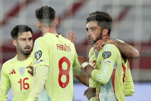 Jugadores de España celebra el golp de Ferran Torres