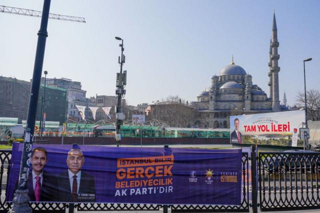 Fatih ilçesindeki AKP ve CHP afişleri