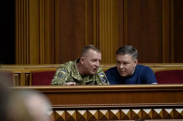 Завитневич с предыдущим начальником генштаба Сергеем Шапталой во время заседания парламента