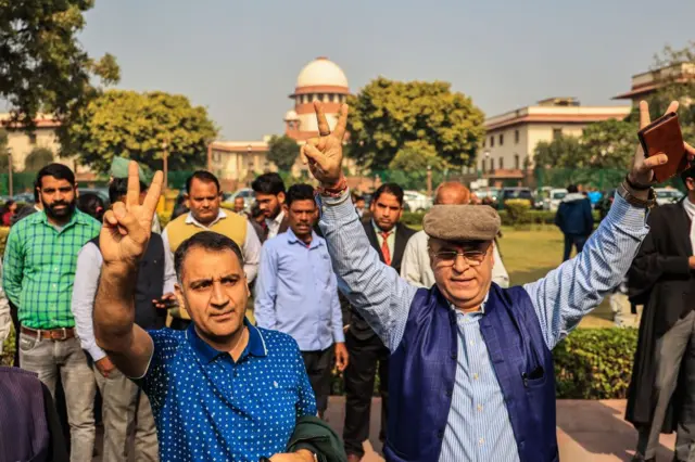 फैसला आने के बाद सुप्रीम कोर्ट में खुशी मनाते कश्मीरी पंडित
