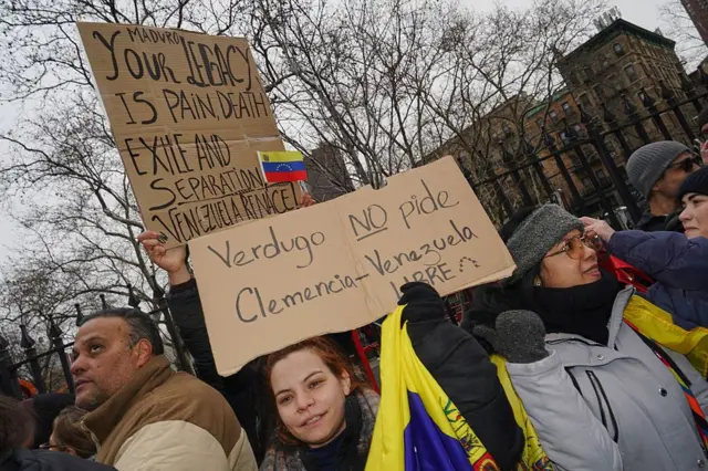 Detractores de Maduro frente al tribunal.
