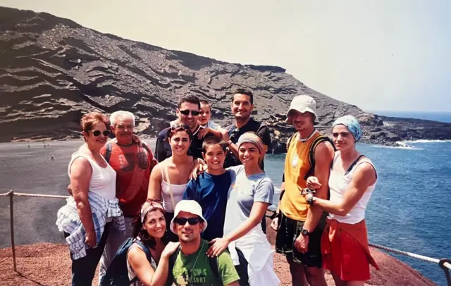 Juan con su esposa, hijos y nietos