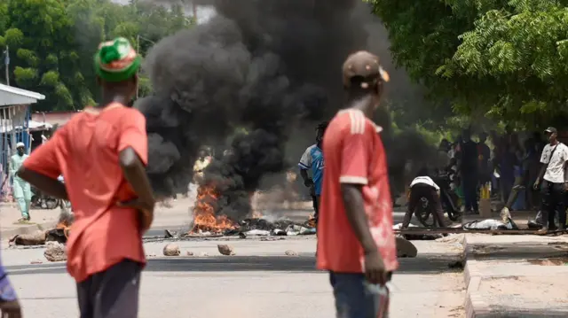 Ahụrụ ọkụ na-ekpo ebe niile dịka ndị amaala Kamerun mụnyere ihe ọkụ n'okporoụzọ ka ha na-eme ngagharịiwe gbasara mpụtara ntuliaka nyere Paul Biya mmeri