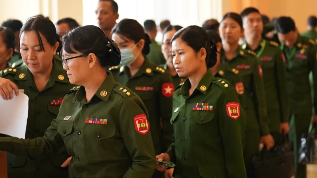 ပြည်သူ့လွှတ်တော်အစည်းအဝေးတက်ရောက်ဖို့ ဝင်ခွင့်လက်မှတ်ရေးထိုးနေတဲ့တပ်ကိုယ်စားလှယ်တွေ