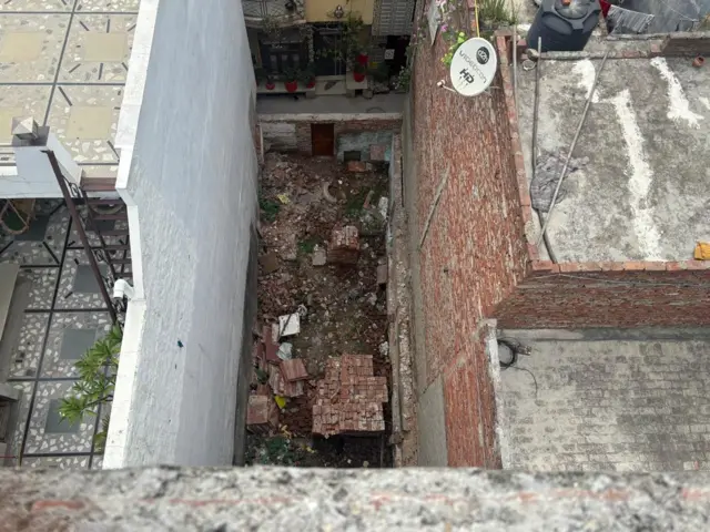 वो जगह जहां नेहा गिरीं.