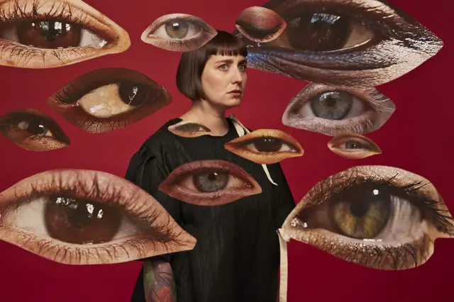 Девушка с растерянным лицом на красном фоне и много смотрящих на нее глаз