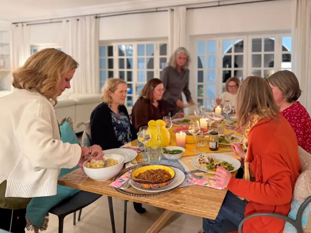 Un grupo de mujeres se prepara para cenar en uno de los hogares de Hanne