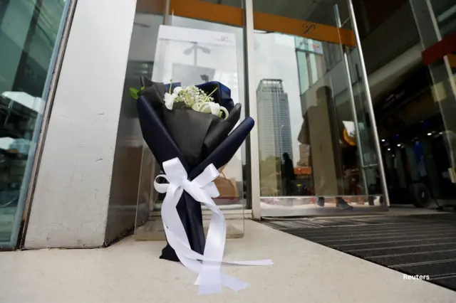 စင်တာရှေ့ကနတ်ကွန်းအပြင် စင်တာဝင်ပေါက်မှာလည်း ပန်းစည်းအနက်တွေနဲ့ ဝမ်းနည်းကြောင်းပြသ 