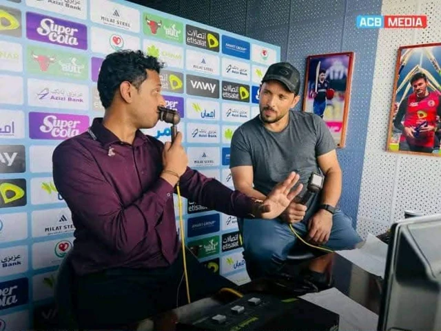 د افغانستان ملي لوبډلې لوبغاړی ګلبدین نایب د لوبې په ترڅ کې پوښتنې ځوابوي