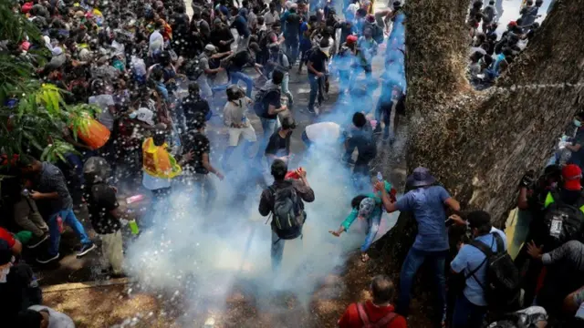 Police try to stop di break-in wit tear gas 