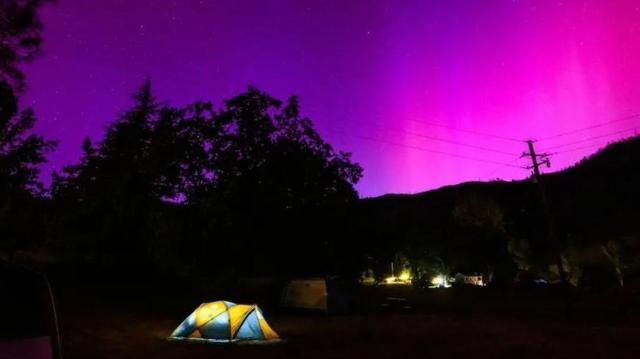 يجري نصب العربة السعيدة تحت سماء الليل النابضة بالحياة في ميدلتون، شمال سان فرانسيسكو، كاليفورنيا.