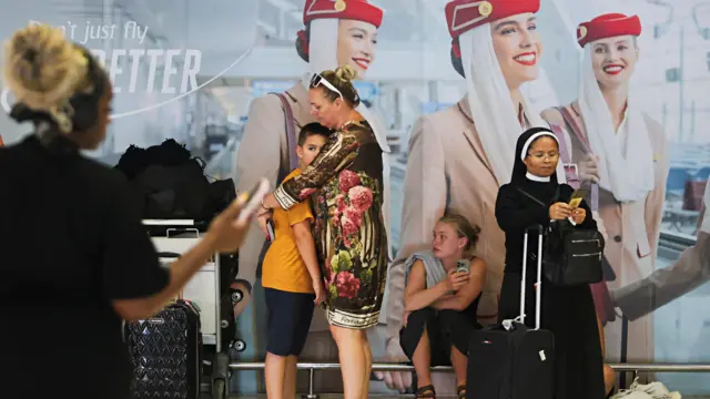 Застрявшие на Бали пассажиры у стойки Emirates Airways после отмены рейсов в Доху, Дубай и Абу-Даби