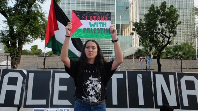 Dania Joedodarmo dalam sebuah aksi dukungan terhadap Palestina di Jakarta.