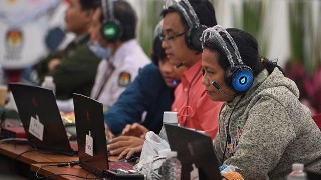 Sejumlah petugas melakukan supervisi (pemeriksaan dan pengawasan) rekapitulasi suara Pemilu 2024 secara daring di Kantor KPU, Jakarta, Kamis (15/2/2024).