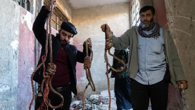 ਸੱਜੇ ਪੱਖੀ ਸੰਗਠਨਾਂ ਦੇ ਮੁਤਾਬਕ, 30,000 ਤੋਂ ਵੱਧ ਕੈਦੀਆਂ ਦੀ ਤਸ਼ੱਦਦ ਨਾਲ, ਭੁੱਖੇ ਰੱਖਣ ਨਾਲ ਜਾਂ ਇਲਾਜ ਨਾ ਮਿਲਣ ਕਰਕੇ ਮੌਤ ਹੋਈ ਜਾਂ ਫਿਰ ਉਨ੍ਹਾਂ ਨੂੰ ਫਾਂਸੀ ਦਿੱਤੀ ਗਈ