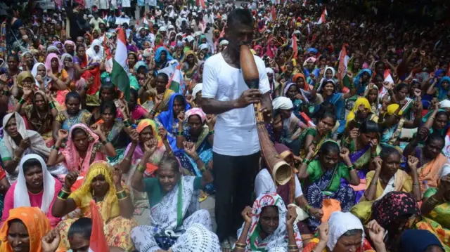 शिक्षणासह आर्थिक प्रगतीमध्ये आदिवासी समाजात तयार झालेली दरी हे वास्तव आहे.