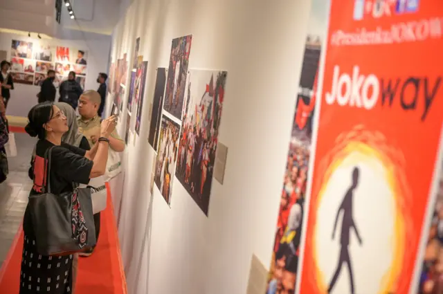 Pengunjung mengamati karya foto pada pameran foto dan peluncuran buku Legasi Jokowi 2014-2024 di Galeri Foto Jurnalistik Antara, Antara Heritage Center, Jakarta, Jumat (11/10/2024). Pameran dan peluncuran buku foto yang digelar Perum LKBN ANTARA tersebut menampilkan 145 foto yang menggambarkan perjalanan Joko Widodo sejak menjabat sebagai Wali Kota Solo, Gubernur DKI Jakarta, hingga masa akhir periode kedua sebagai presiden.